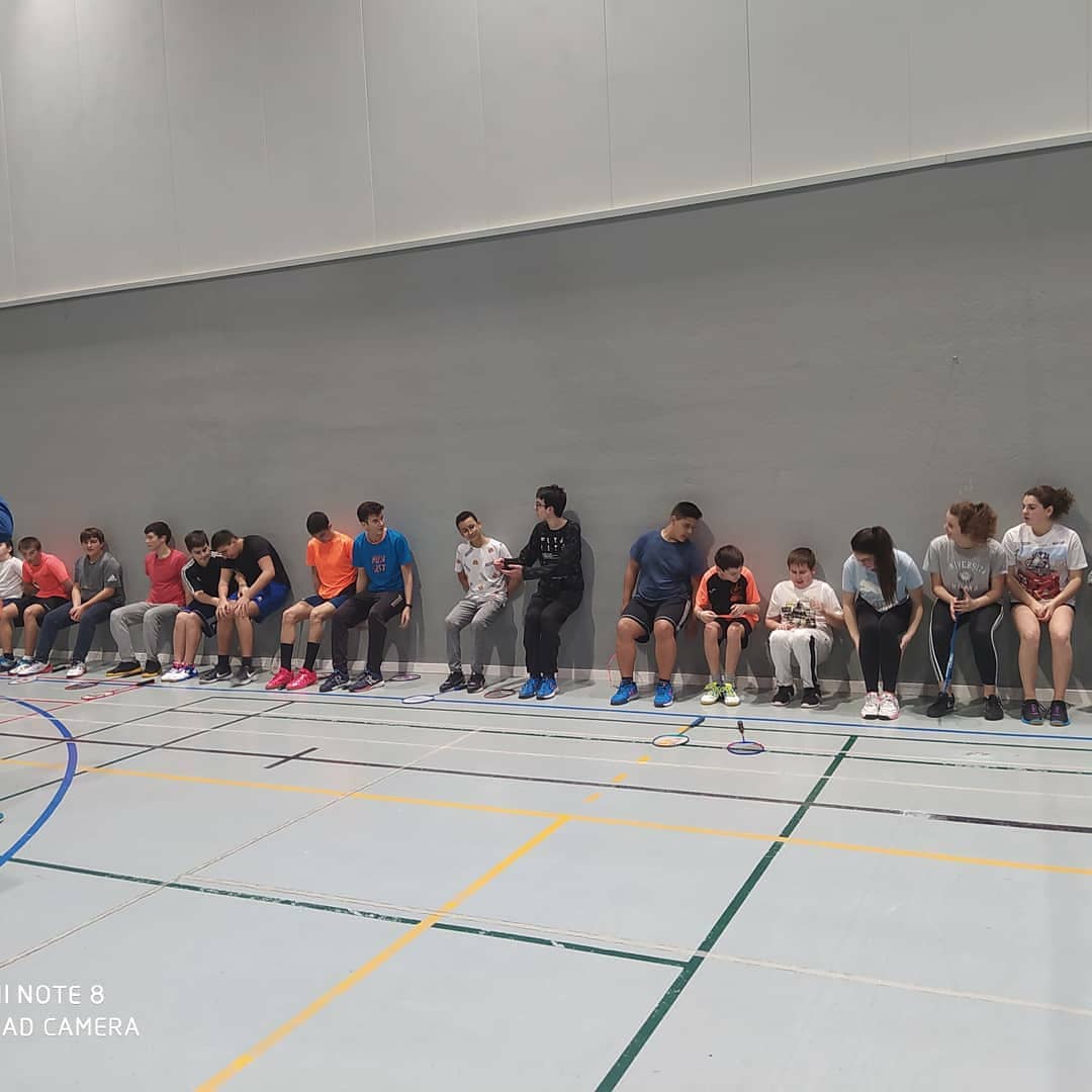 Estamos de vuelta 💪🏸 #badmintonescastell #escastell "somos una familia" (fotografías…
