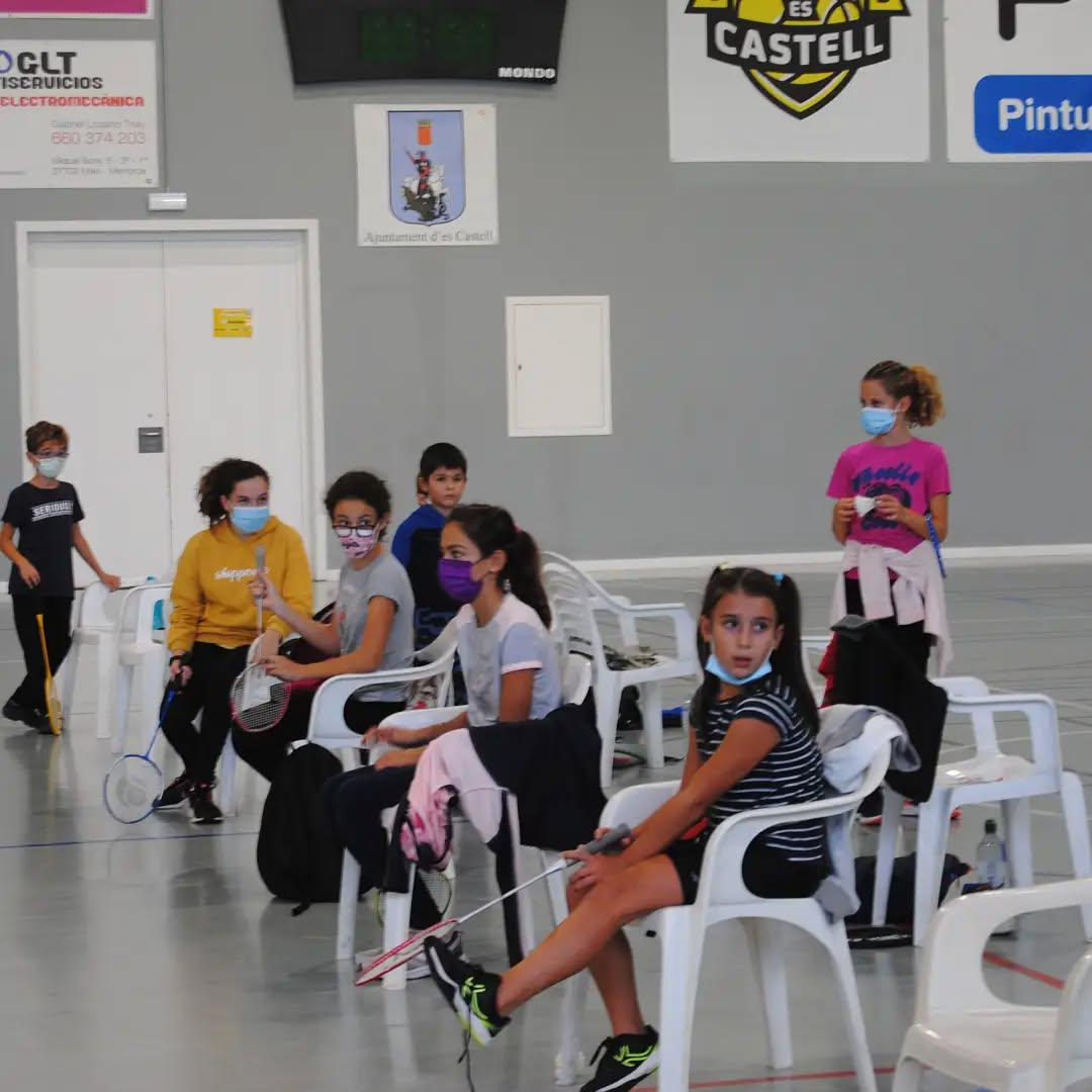 Poliesportiu Des Castell ple fins dalt de tot. Gran participació…
